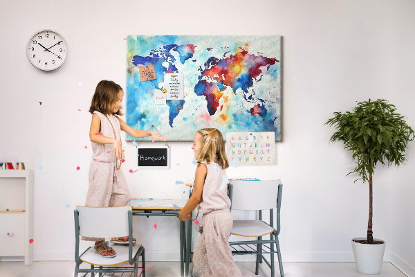 Kurk prikbord met een kleurrijke aquarel wereldkaart