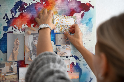 Kurk prikbord met een kleurrijke aquarel wereldkaart