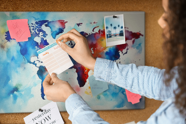 Kurk prikbord met een kleurrijke aquarel wereldkaart