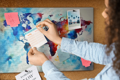 Kurk prikbord met een kleurrijke aquarel wereldkaart