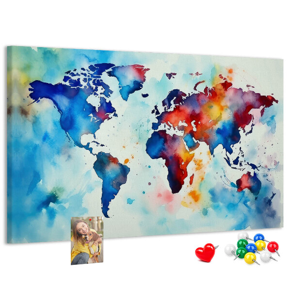 Kurk prikbord met een kleurrijke aquarel wereldkaart