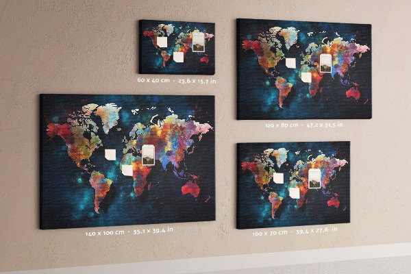 Prikbord wereldkaart in kleur op een donkere achtergrond