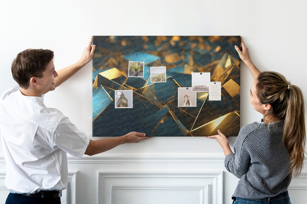 Prikbord met gouden en blauwe geometrische vormen