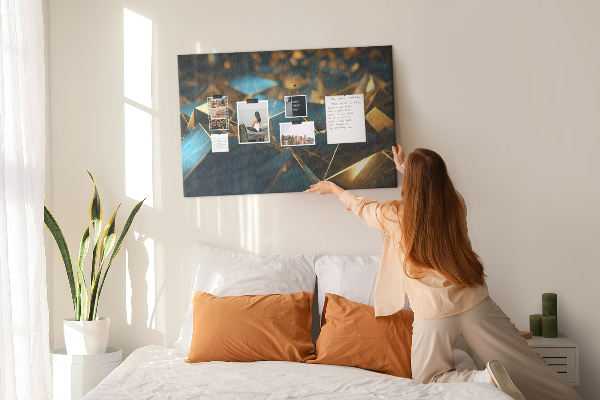 Prikbord met gouden en blauwe geometrische vormen