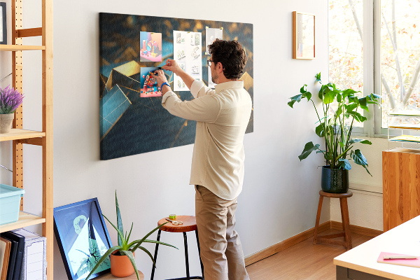 Prikbord met gouden en blauwe geometrische vormen
