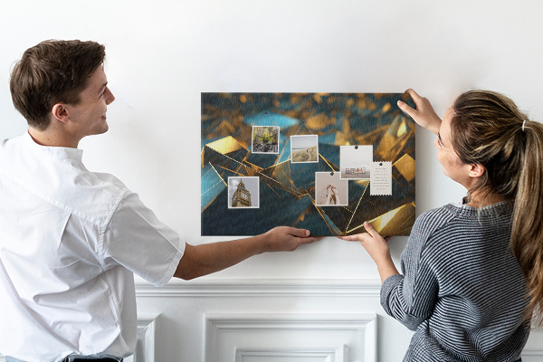 Prikbord met gouden en blauwe geometrische vormen