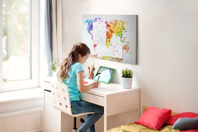 Kurk prikbord met een kleurrijke aquarel wereldkaart