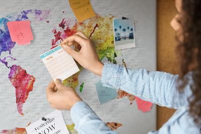 Kurk prikbord met een kleurrijke aquarel wereldkaart