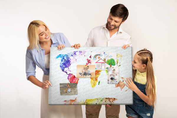 Kurk prikbord met een kleurrijke aquarel wereldkaart