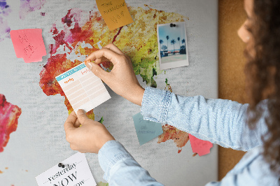 Kurk prikbord met een kleurrijke aquarel wereldkaart