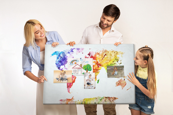 Kurk prikbord met een kleurrijke aquarel wereldkaart