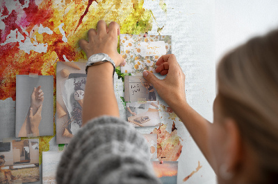 Kurk prikbord met een kleurrijke aquarel wereldkaart
