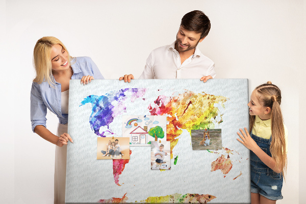 Kurk prikbord met een kleurrijke aquarel wereldkaart