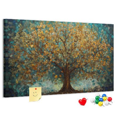 Prikbord met een gouden herfst eik tegen de hemel