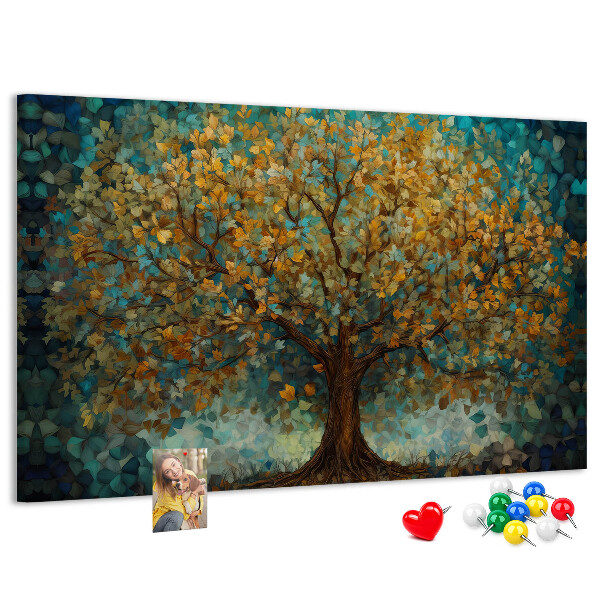 Prikbord met een gouden herfst eik tegen de hemel