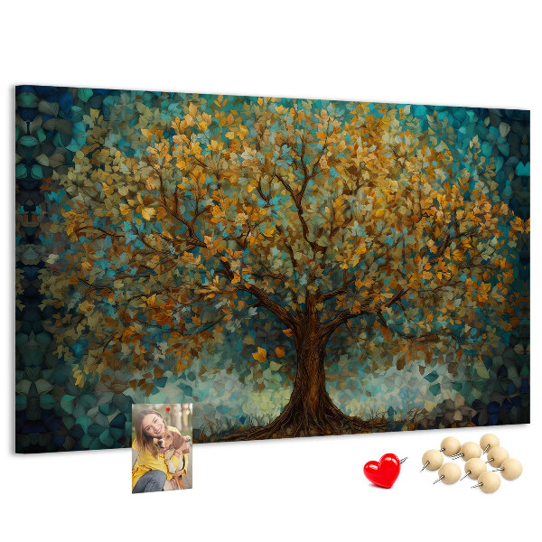 Prikbord met een gouden herfst eik tegen de hemel