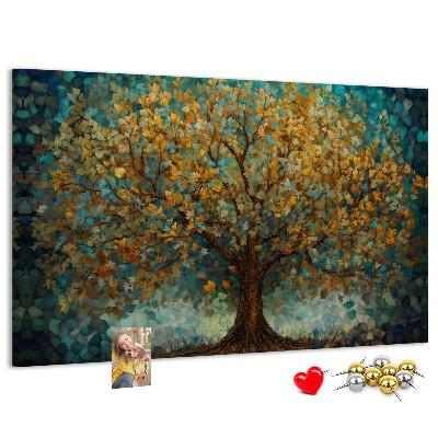 Prikbord met een gouden herfst eik tegen de hemel