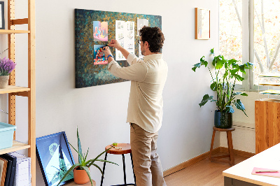 Prikbord met een gouden herfst eik tegen de hemel