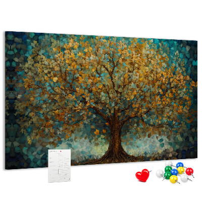 Prikbord met een gouden herfst eik tegen de hemel