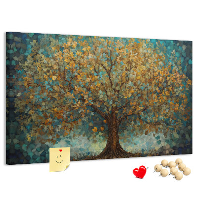 Prikbord met een gouden herfst eik tegen de hemel