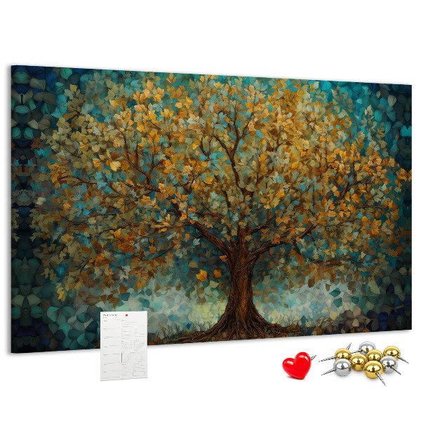 Prikbord met een gouden herfst eik tegen de hemel