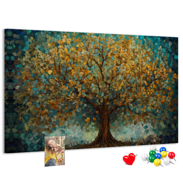 Prikbord met een gouden herfst eik tegen de hemel