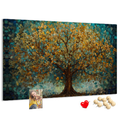 Prikbord met een gouden herfst eik tegen de hemel