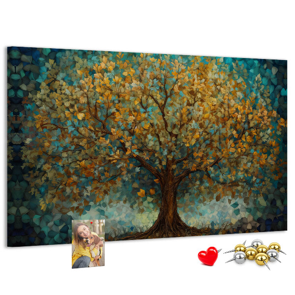 Prikbord met een gouden herfst eik tegen de hemel