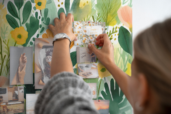 Kurkbord met bloemenpatroon en groene bladeren