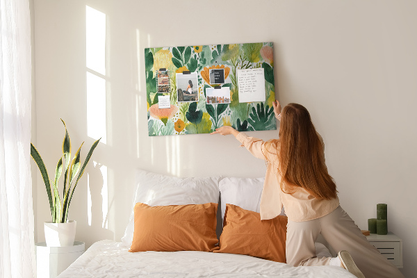 Kurkbord met bloemenpatroon en groene bladeren