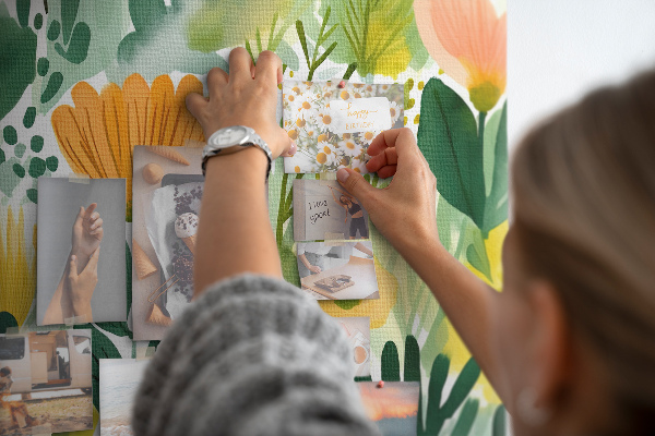 Kurkbord met bloemenpatroon en groene bladeren