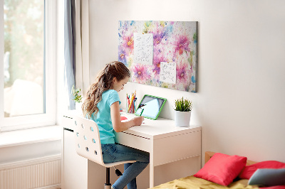 Kurkbord met aquareltekeningen van bloemen in verschillende tinten roze