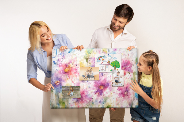 Kurkbord met aquareltekeningen van bloemen in verschillende tinten roze