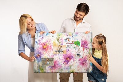 Kurkbord met aquareltekeningen van bloemen in verschillende tinten roze