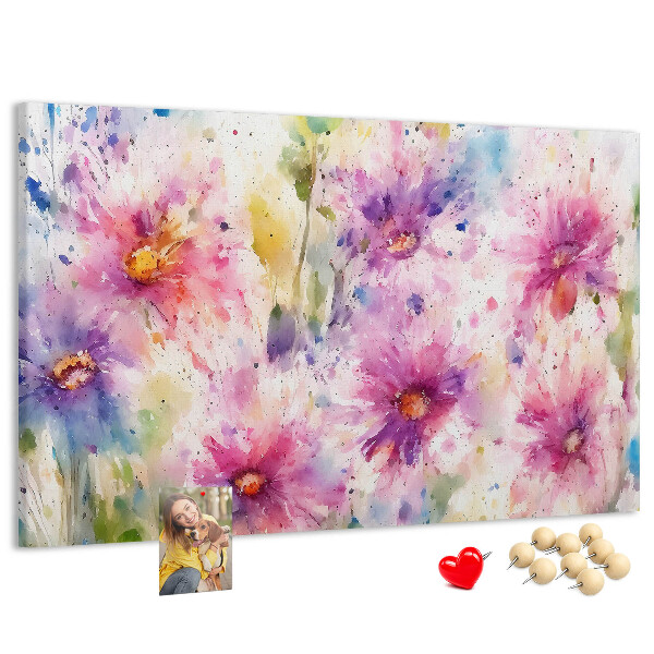 Kurkbord met aquareltekeningen van bloemen in verschillende tinten roze