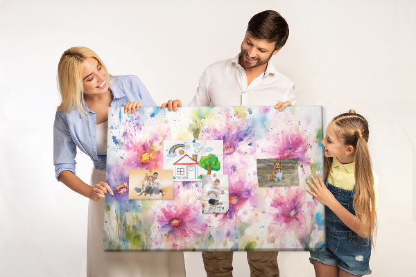 Kurkbord met aquareltekeningen van bloemen in verschillende tinten roze