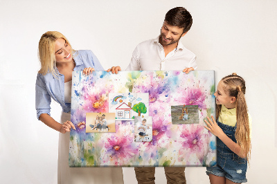 Kurkbord met aquareltekeningen van bloemen in verschillende tinten roze