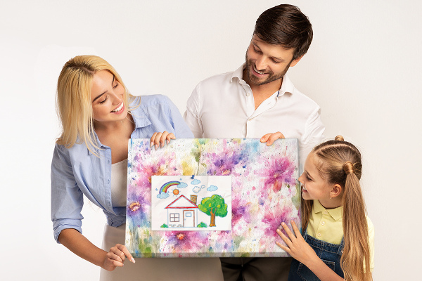 Kurkbord met aquareltekeningen van bloemen in verschillende tinten roze