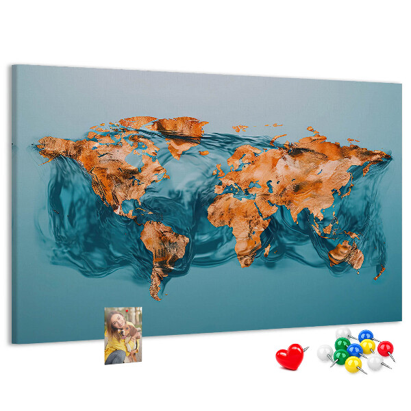 Kurken prikbord met een wereldkaart in rimpelend water