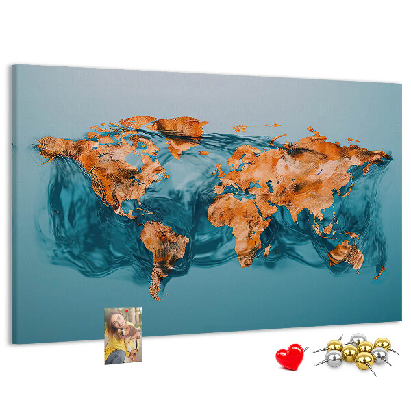 Kurken prikbord met een wereldkaart in rimpelend water