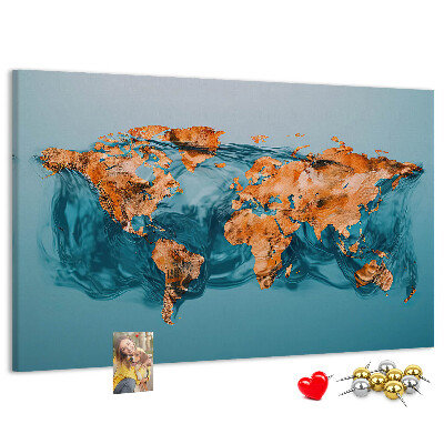 Kurken prikbord met een wereldkaart in rimpelend water