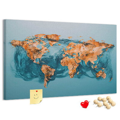 Kurken prikbord met een wereldkaart in rimpelend water