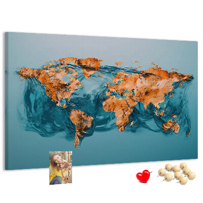 Kurken prikbord met een wereldkaart in rimpelend water