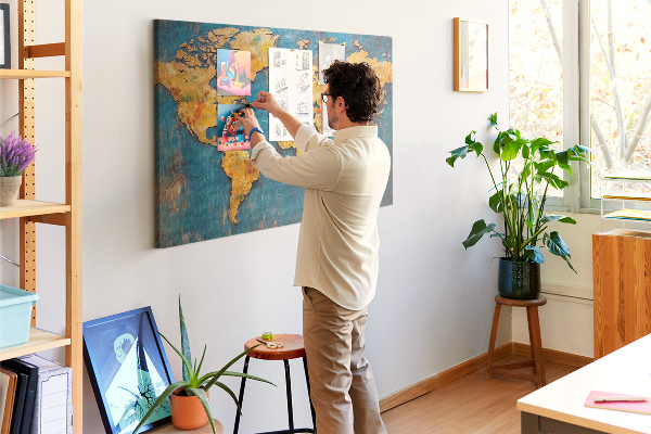 Prikbord wereldkaart in warme bruintinten