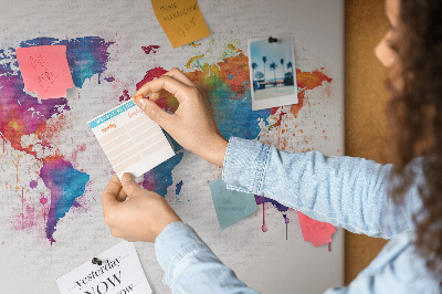Kurken prikbord met kleurrijke aquarel wereldkaart