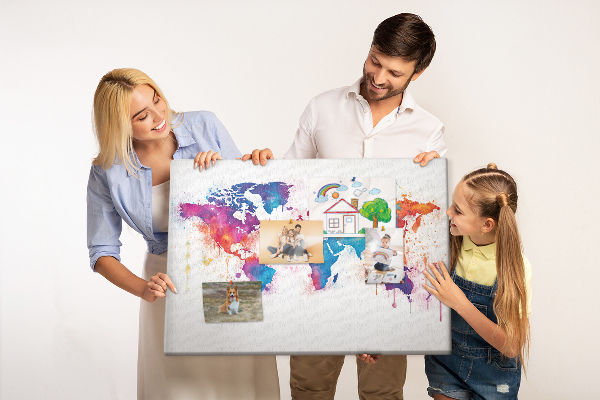 Kurken prikbord met kleurrijke aquarel wereldkaart
