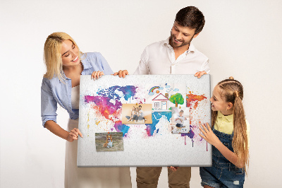 Kurken prikbord met kleurrijke aquarel wereldkaart