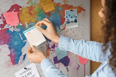 Kurken prikbord met kleurrijke aquarel wereldkaart