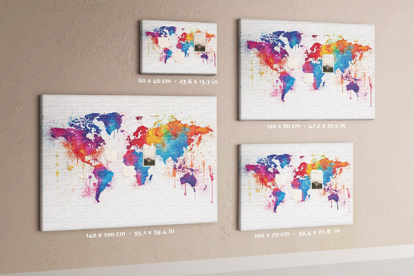 Kurken prikbord met kleurrijke aquarel wereldkaart