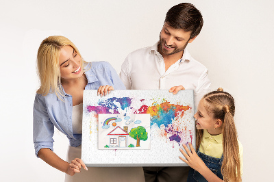 Kurken prikbord met kleurrijke aquarel wereldkaart